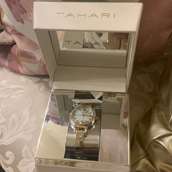 Tahari Classy Watch 🔥 - Picture 1 of 4